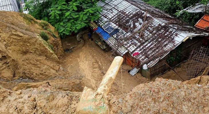 রোহিঙ্গা ক্যাম্পে পাহাড় ধসে ৮০০ ঘর ক্ষতিগ্রস্ত
